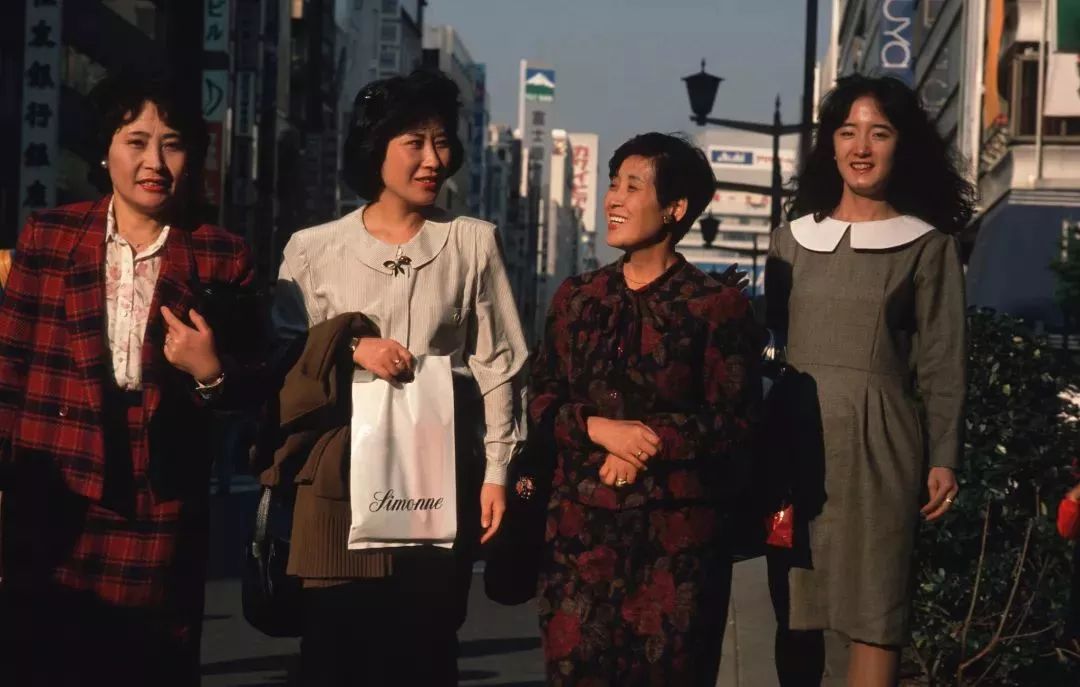 80年代,走在东京银座街头的时髦女子.